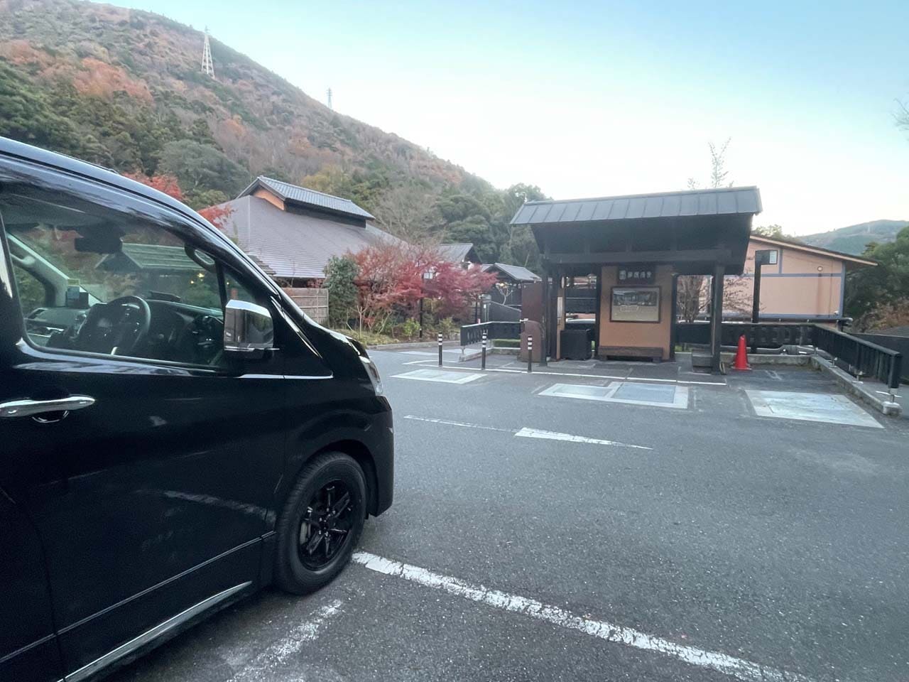 箱根湯寮の駐車場にて