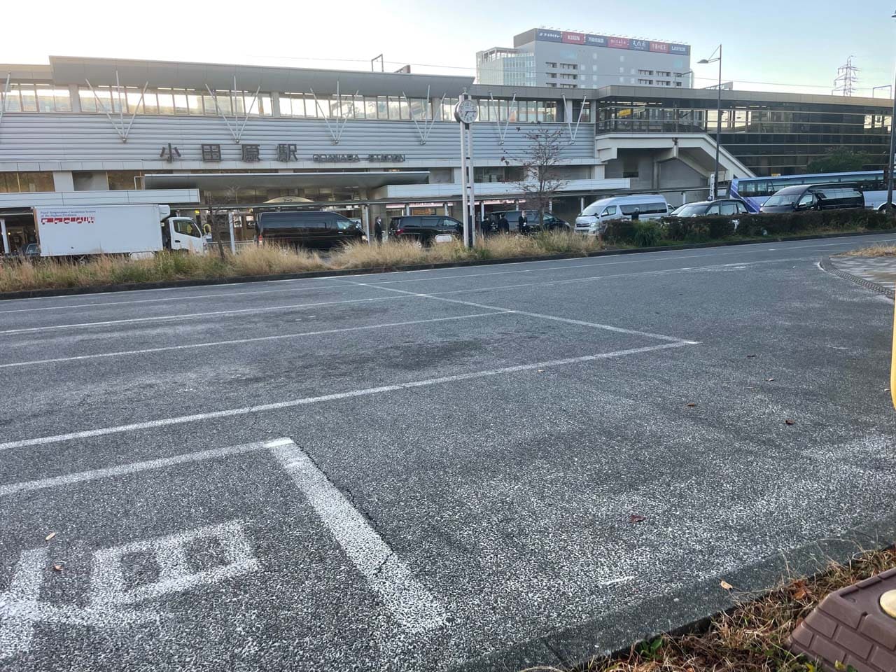 早朝の小田原駅